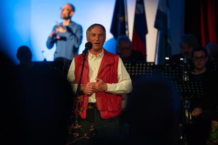 Deklica s piščalko-23